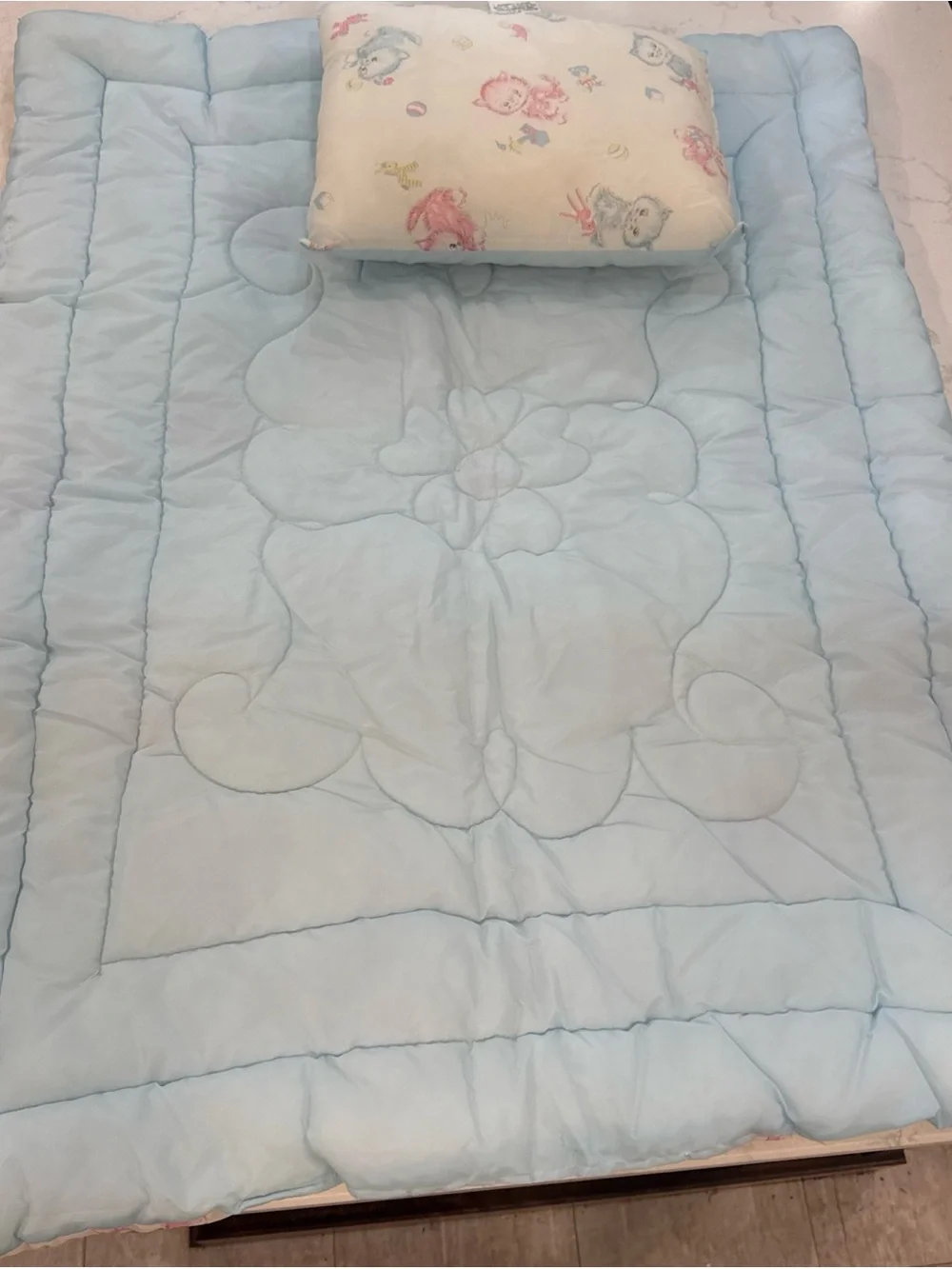 Vintage Dacron kitty cat print pink blue baby quilt and pillow 31”x40”